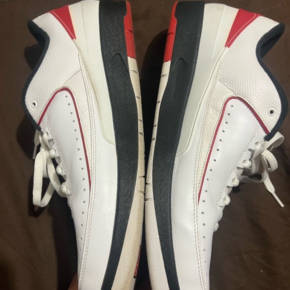 Classic White and Red Men's Sneakers Retro 2 Chicago Vintage - Picture 2 of 8